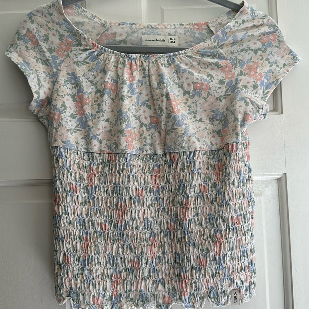 Girls Abercrombie size 15/16 floral tee with smocking detail